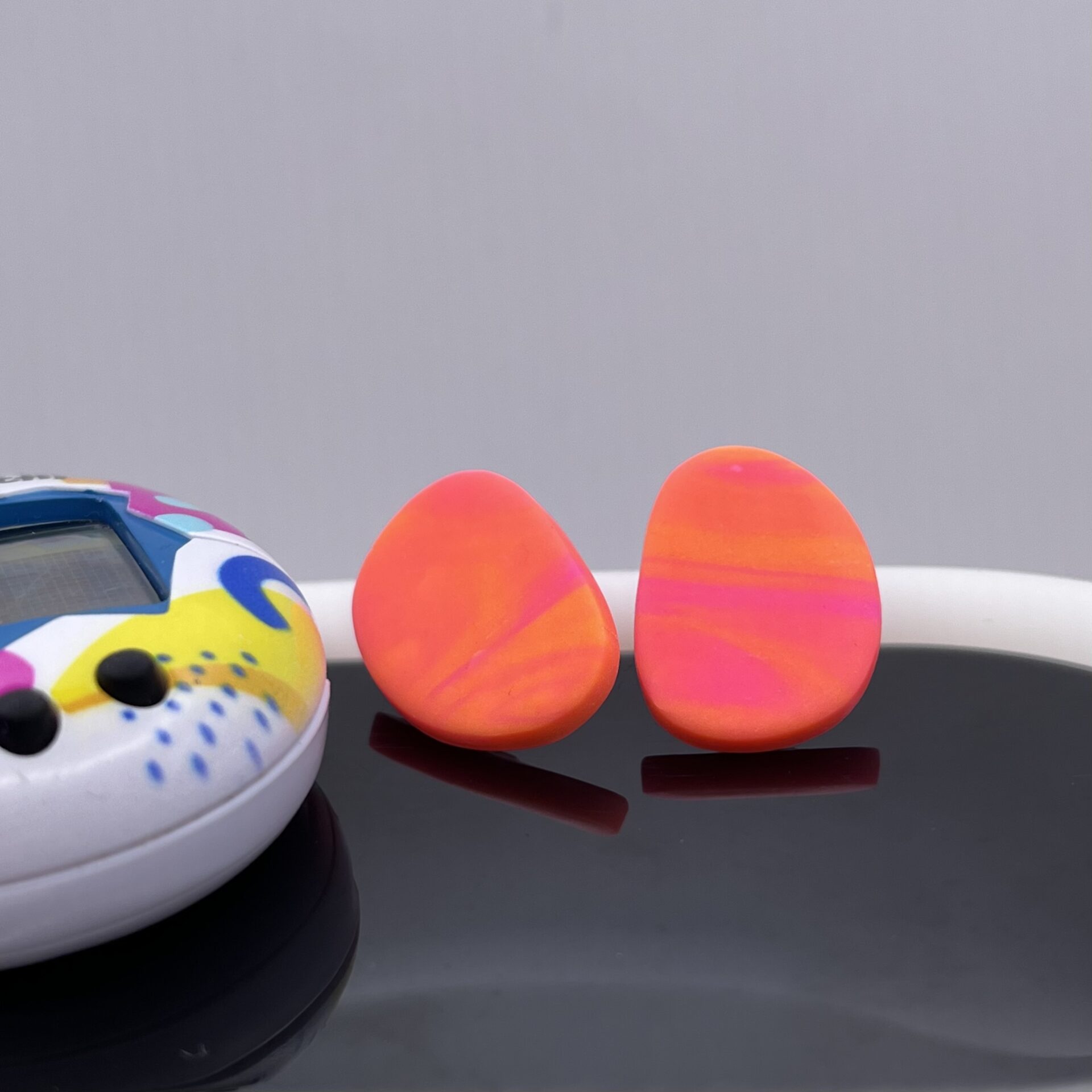 Fluo Pebble studs pink